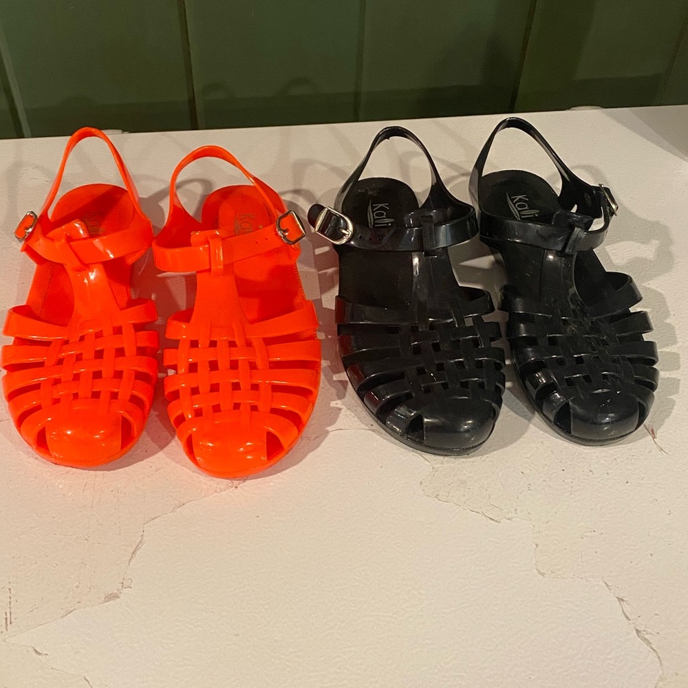 Kids kali sandals size 6